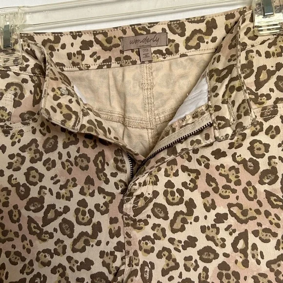 Wonderly - Leopard Print Women's Shorts - Picture 3 of 5